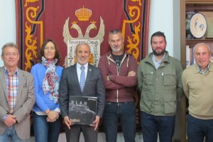 Acto de entrega del proyecto del cerro al Ayuntamiento.