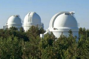 Cúpulas de los tres telescopios del observatorio de Calar Alto.