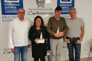 El exministro Manuel Pimentel, con los organizadores y su presentadora.