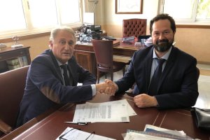 Jesús Caicedo, presidente de la Autoridad Portuaria, y José Aranda, capitán marítimo, tras firmar la resolución.