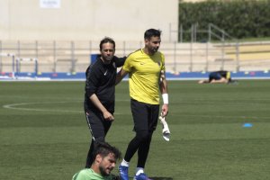 Fran abraza a René al concluir el entrenamiento.
