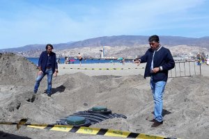 Los ediles de Ciudadanos inspeccionan una de las zanjas abiertas en El Zapillo.