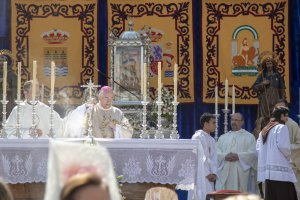 Momento de la Bendición del Altar por el Obispo de Almería.