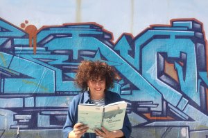 Carmen F. Agudo sujeta un ejemplar de ‘Tarde en el acuario’.