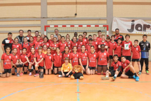 Los equipos masculino y femenino posan en la pist.