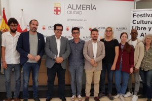 Miembros de la organización y autoridades locales durante la presentación.