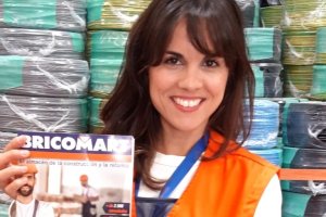 Irene Bermudo, de Bricomart, mostrando el catálogo 2019.