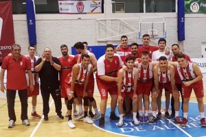 La plantilla del CB Almería en la pista del Moisés Ruiz.
