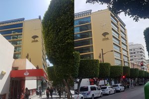 El reloj de Unicaja, en el  Paseo, antes de su reparación (a la izquierda) y en funcionamiento (a la derecha).