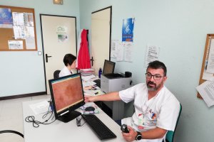 El dermatólogo Carlos Hernández mostrando una de las imágenes recibidas.