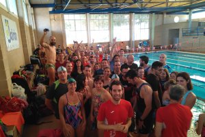 Más de 100 nadadores.