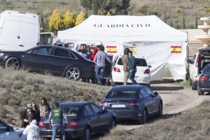 La acusada, vestida de rojo arriba, y el juez instructor y la fiscal abajo.