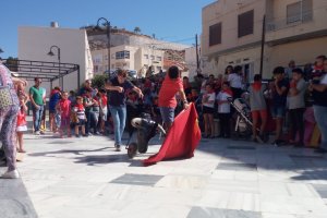 Jóvenes en un taller de tauromaquia.