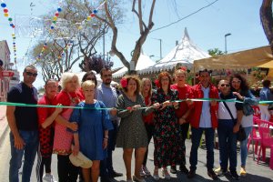 La alcaldesa, Ángeles Castillo, cortando la cinta inaugural de la Feria del Mediodía junto al teniente alcalde y concejales de su equipo de Gobierno.