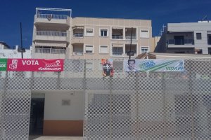 Algunas de las pancartas que se mantienen en el pueblo, en las que se pide el voto.