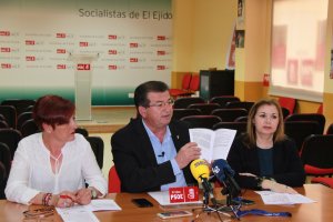 El candidato socialista, José Miguel Alarcón, junto a Maribel Carrión y Mónica Sánchez en la sede del PSOE.