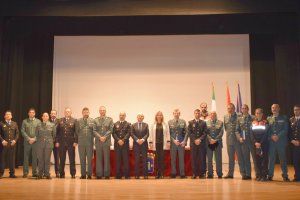 Foto de familia de la alcaldesa junto a las fuerzas de seguridad.
