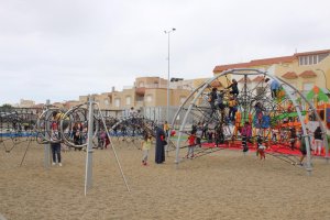 Los más pequeños jugando ayer en el Parque de la Infancia.