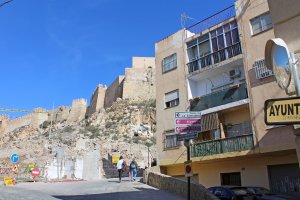 La primera fase de las obras no ha incluído al edificio de cuatro plantas que rompe la armonía de todo el entorno.