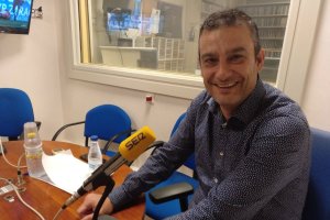 Isra Polo en los estudios de la Cadena SER.