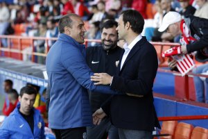 Fran saluda a Eloy Jiménez antes del partido.