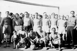 Gallart es el que lleva e pantalón corto negro.