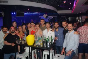 Juan Manuel Santiago, Javi Díaz y Alberto Díaz, socios de Caramelo Aguadulde, junto a clientes y amigos disfrutando de la Fiesta.