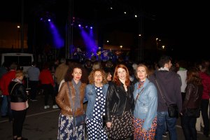 La alcaldesa de Huércal de Almería y la concejala de Cultura en el multitudinario concierto de Kiko Veneno.