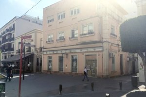 El establecimiento, ya cerrado, hace esquina con las calles Trajano y Antonio Ledesma, con el Colón y el vendedor de cupones.