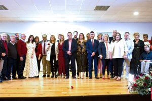 Esperanza Pérez,  acompañada de los miembros que componen la candiatura del PSOE para el 26M.