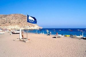 La playa de Aguamarga mantiene la bandera azul.