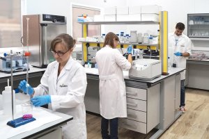 Personal de Agrobío trabajando en las instalaciones