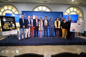 Autoridades y organizadores durante la presentación