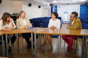 Parlamentarios del PP con miembros de la asociación.