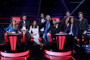 Foto de familia de Eva González junto a los ‘coaches’ y asesores: a la derecha, Tomatito y David Bisbal.