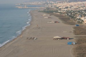 Imagen aérea de chiringuitos en la costa de Vera.