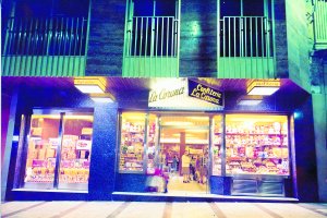 Los lujosos escaparates de La Corona iluminaban las noches del Paseo de Almería.