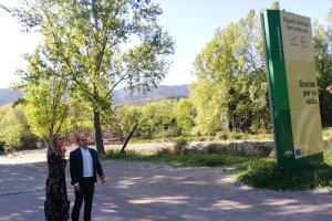 La delegada del Gobierno y el alcalde, durante la visita a Fondón.