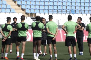 Fran Fernández hablando con el equipo en el Mediterráneo.
