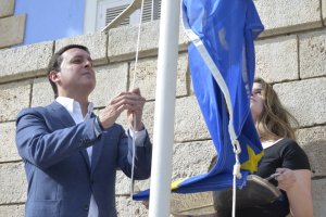 Izado de la bandera europea por Javier Aureliano García, presidente de la Diputación de Almería.