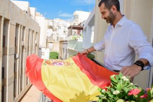 Ramón Fernández-Pacheco, alcalde de Almería, colocando una bandera con motivo del pasado 12 de octubre.