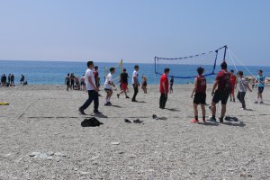 El deporte en la playa fue uno de los alicientes del II Encuentro Intercentros.