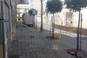 La valla protege una vivienda frente al Centro Andaluz de la Fotografía.