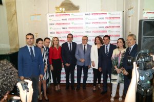 La consejera Carmen Crespo, junto a autoridades provinciales y directivos de La Voz de Almería.