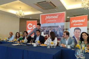 Miguel Cazorla acompañado por miembros de su candidatura en el desayuno