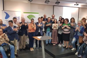 Los participantes de la jornada entrelazando sus manos en forma de mariposa en homenaje al lupus.