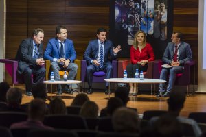 Debate durante la inauguración de la reunión.