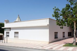 Edificio en el que se encuentra ubicado el centro de salud en La Curva.