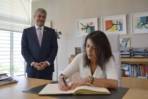 Bosquet firma en el libro de la UAL en presencia del rector.