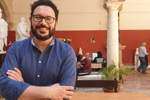 Cristóbal Díaz en el claustro de la Escuela de Arte. Foto: Antonio Jesús García